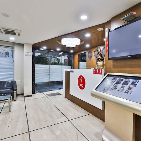 Oyo 4938 Hotel Dev Aadi Ахмедабад Екстериор снимка