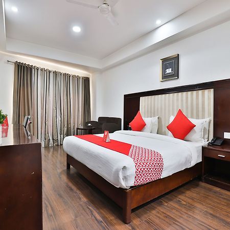 Oyo 4938 Hotel Dev Aadi Ахмедабад Екстериор снимка