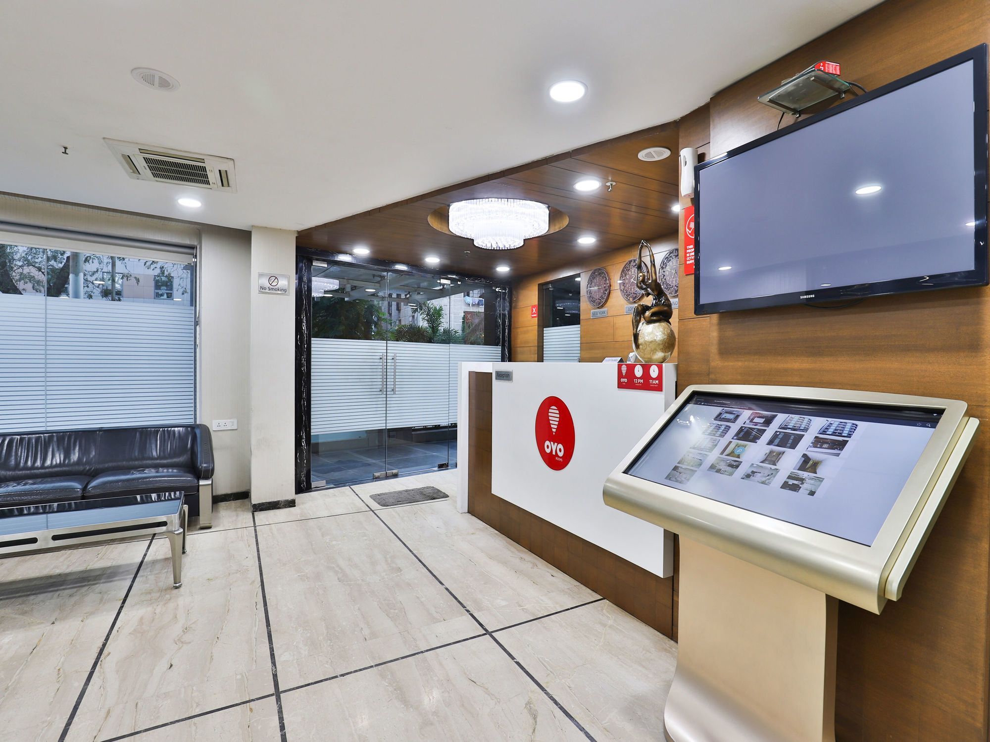Oyo 4938 Hotel Dev Aadi Ахмедабад Екстериор снимка