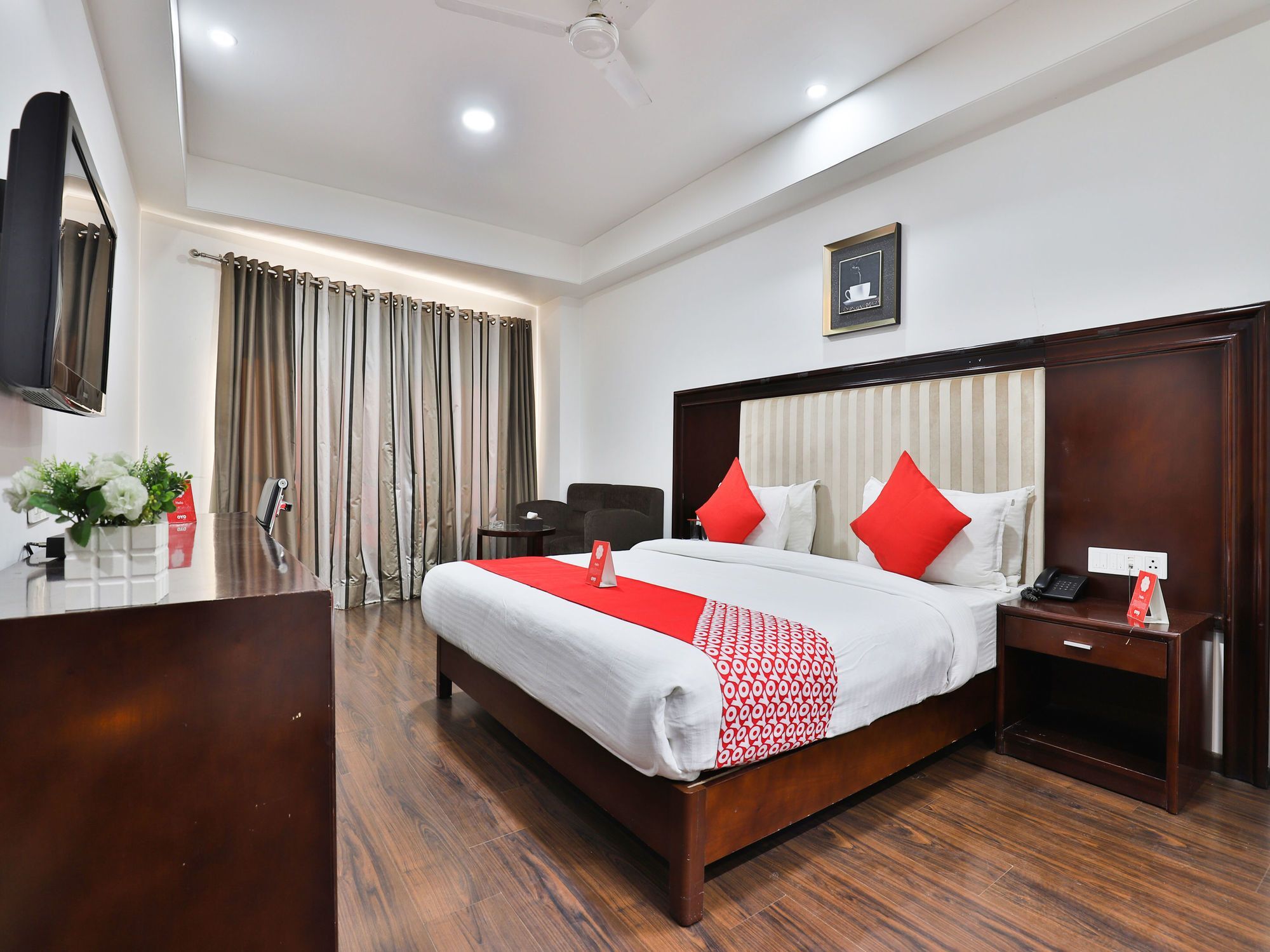 Oyo 4938 Hotel Dev Aadi Ахмедабад Екстериор снимка